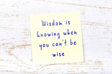 Ahşap duvardaki yapışkan notta bilgece bir alıntı 