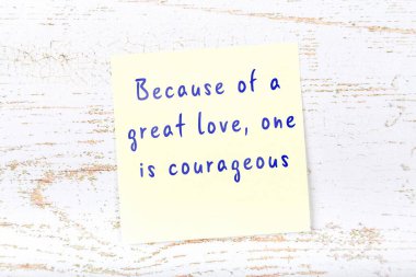 El yazısı motivasyon alıntısı olan sarı yapışkan not