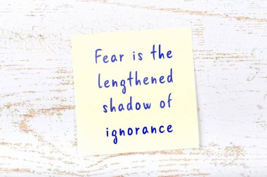 Ahşap duvardaki yapışkan notta bilgece bir alıntı 