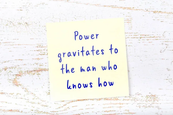 Желтая липкая записка с мотивационной цитатой от руки — стоковое фото