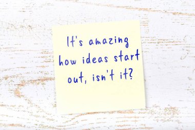 Ahşap duvardaki yapışkan notta bilgece bir alıntı 