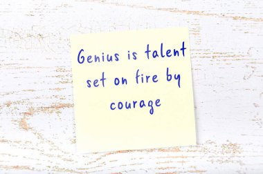 El yazısı motivasyon alıntısı olan sarı yapışkan not