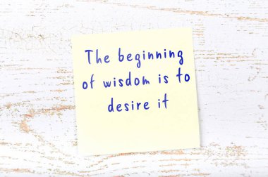 Ahşap duvardaki yapışkan notta bilgece bir alıntı 