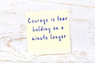 Ahşap duvardaki yapışkan notta bilgece bir alıntı 