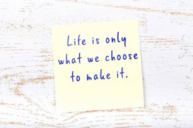 El yazısı motivasyon alıntısı olan sarı yapışkan not