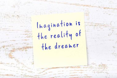 El yazısı motivasyon alıntısı olan sarı yapışkan not