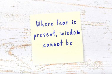 Ahşap duvardaki yapışkan notta bilgece bir alıntı 