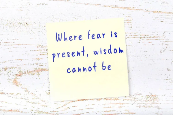 Ahşap duvardaki yapışkan notta bilgece bir alıntı 