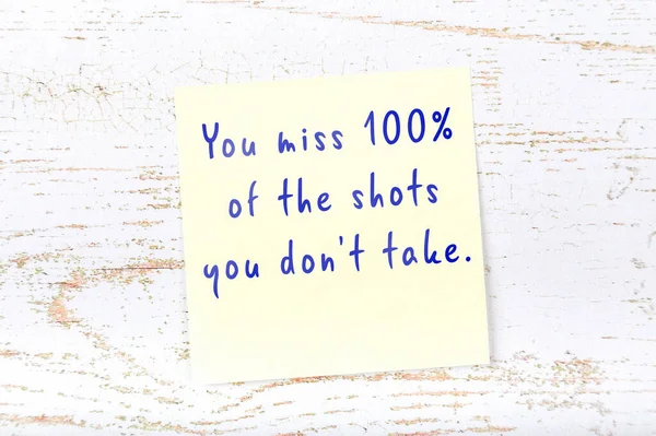 Yellow sticky note with handwritten motivational quote — Stock Photo, Image