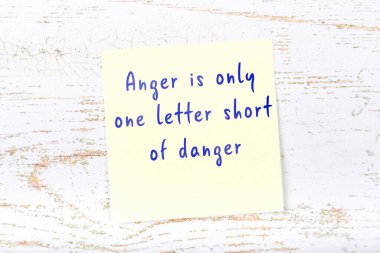 El yazısı motivasyon alıntısı olan sarı yapışkan not