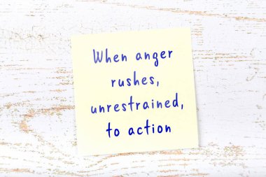 Ahşap duvardaki yapışkan notta bilgece bir alıntı 