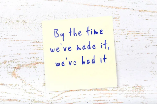 Ahşap duvardaki sarı yapışkan notta bilgece bir alıntı var.