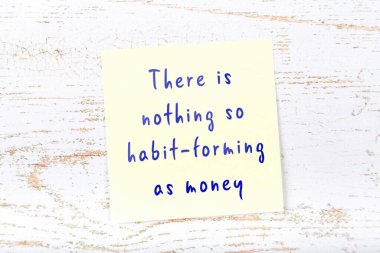 Ahşap duvardaki sarı yapışkan notta bilgece bir alıntı var.