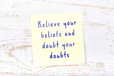 Ahşap duvardaki yapışkan notta bilgece bir alıntı 