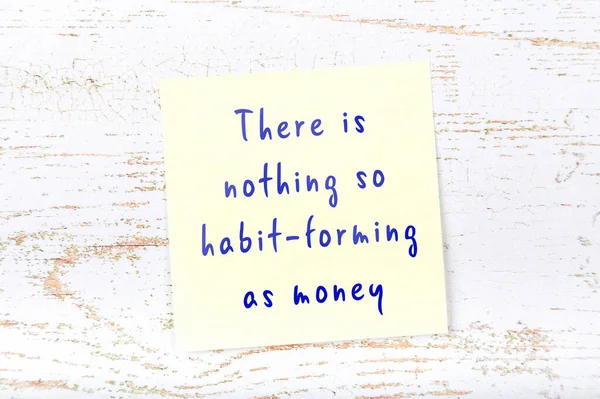 Ahşap duvardaki sarı yapışkan notta bilgece bir alıntı var.