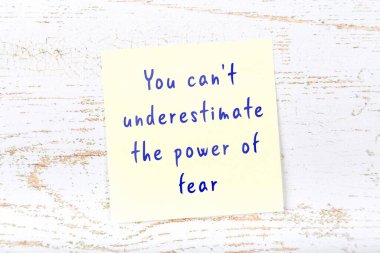 El yazısı motivasyon alıntısı olan sarı yapışkan not