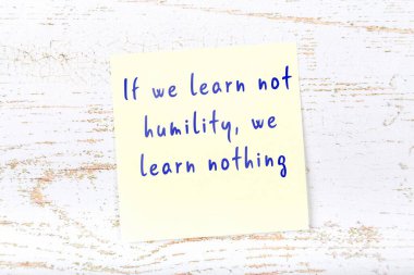 Ahşap duvardaki yapışkan notta bilgece bir alıntı 