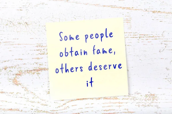 Yellow sticky note with handwritten motivational quote — Stock Photo, Image