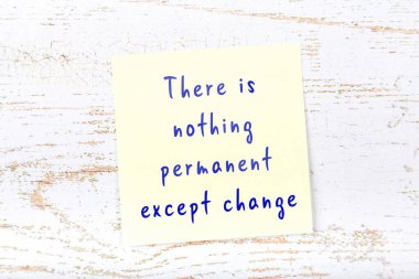 El yazısı motivasyon alıntısı olan sarı yapışkan not