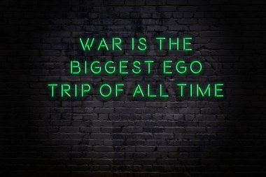 Tuğla duvardaki neon ışığın gece görüşü. Bilge Qoutation. 