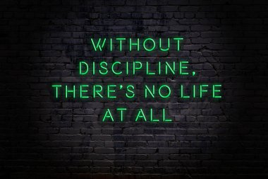 Zekice ve motive edici bir alıntı. Tuğla duvarda neon işareti