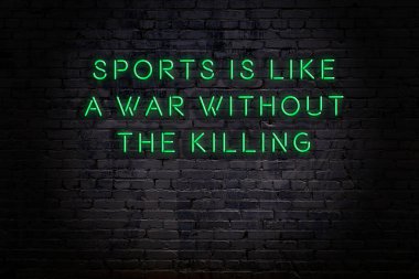 Akıllıca alıntı. Duvara karşı neon yazıtlar