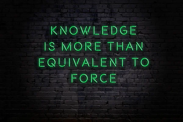 Нічний вид неонового знаку на цегляній стіні. мудрий каутаут . — стокове фото
