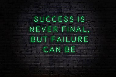 Zekice ve motive edici bir alıntı. Tuğla duvarda neon işareti