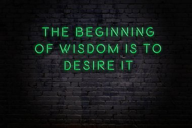 Zekice ve motive edici bir alıntı. Tuğla duvarda neon işareti