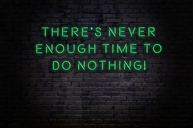 Zekice ve motive edici bir alıntı. Tuğla duvarda neon işareti