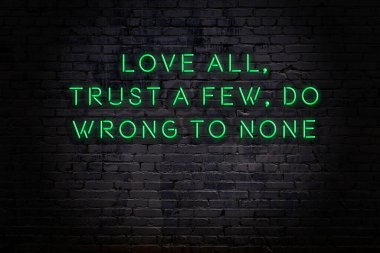 Akıllıca alıntı. Duvara karşı neon yazıtlar