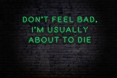 Zekice ve motive edici bir alıntı. Tuğla duvarda neon işareti