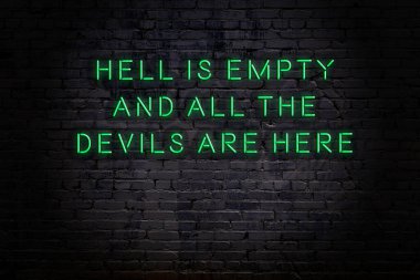 Akıllıca alıntı. Duvara karşı neon yazıtlar
