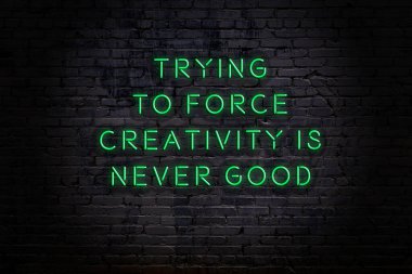 Zekice ve motive edici bir alıntı. Tuğla duvarda neon işareti