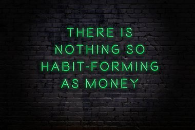 Tuğla duvardaki neon ışığın gece görüşü. Bilge Qoutation. 