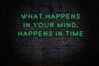 Tuğla duvardaki neon ışığın gece görüşü. Bilge Qoutation. 