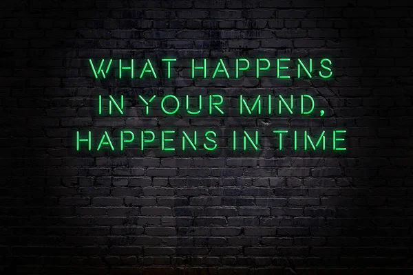 Нічний вид неонового знаку на цегляній стіні. мудрий каутаут . — стокове фото