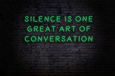 Akıllıca alıntı. Duvara karşı neon yazıtlar