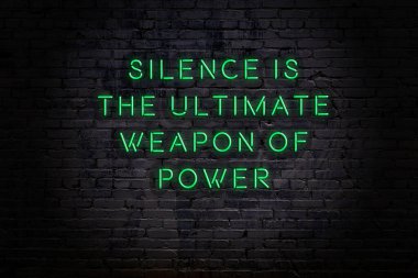 Tuğla duvardaki neon ışığın gece görüşü. Bilge Qoutation. 