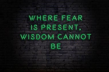 Zekice ve motive edici bir alıntı. Tuğla duvarda neon işareti