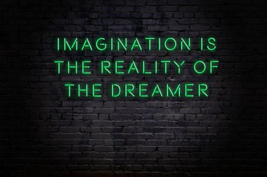 Akıllıca alıntı. Duvara karşı neon yazıtlar