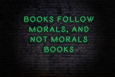 Akıllıca alıntı. Duvara karşı neon yazıtlar