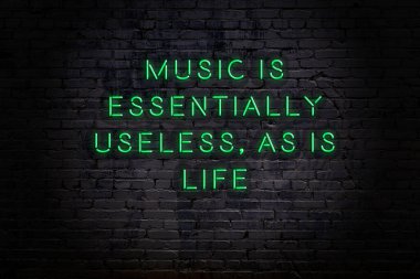 Tuğla duvardaki neon ışığın gece görüşü. Bilge Qoutation. 