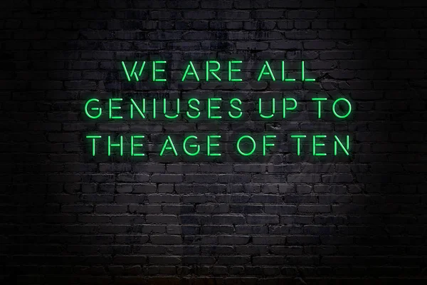 Нічний вид неонового знаку на цегляній стіні. мудрий каутаут . — стокове фото