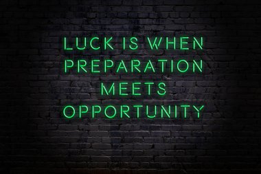 Tuğla duvardaki neon ışığın gece görüşü. Bilge Qoutation. 