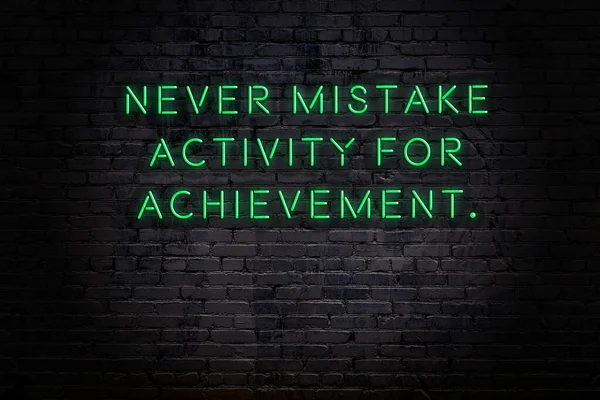Chytrá a motivační citace. Neonový nápis na cihlové zdi — Stock fotografie