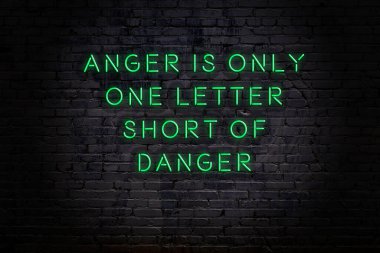 Tuğla duvardaki neon ışığın gece görüşü. Bilge Qoutation. 