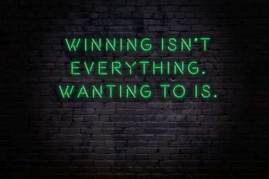 Zekice ve motive edici bir alıntı. Tuğla duvarda neon işareti