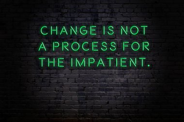 Zekice ve motive edici bir alıntı. Tuğla duvarda neon işareti