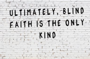 Bilgece alıntıların yazılı olduğu siyah boyanmış beyaz tuğla duvar